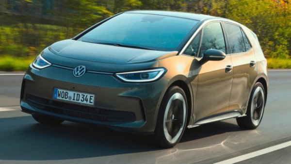 Автомобилът, който Tesla досега не успява да произведе. Немецът е компактен модел с две кутии от класическия C-сегмент с електрическо задвижване, но също така и моделът, с който Volkswagen проправи пътя за семейството ID с нулеви емисии през 2020 година. 

Сега бележи успех. През първите два месеца на 2025 година ID.3 е петият най-продаван EVна континента с 10 837 доставки и ръст от 141,4%. Преди всичко успя да изпревари Model 3, който спря на 10 785 бройки или 26% спад. Историческо събитие по свой собствен начин за автомобила, който с рестайлинга си залага на по-изтънчен външен вид и вътрешно покритие. 

Дълга 426 см , тази кола изостави футуристичната квадратна предна част и се отказа от всеки един елемент, който нарушава изчистените линии. 

Вече има четири варианта на мощност, всички със задвижване на задните колела. Те са с двигатели с мощност 170,. 204 или 286 к.с. , които нарастват до 326 при версията GTX Performance. В зависимост от различните варианти, капацитетът на батерията варира от 52 kWh до 84 kWh за максимален пробег от 600 км.